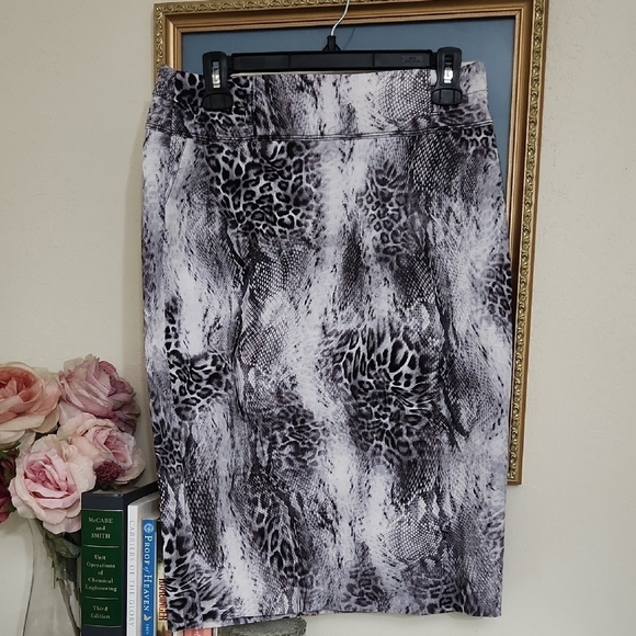 Dazie Dresses & Skirts - Black and White Pencil Skirt Animal Print  Knee-Length Cocktail Career Party